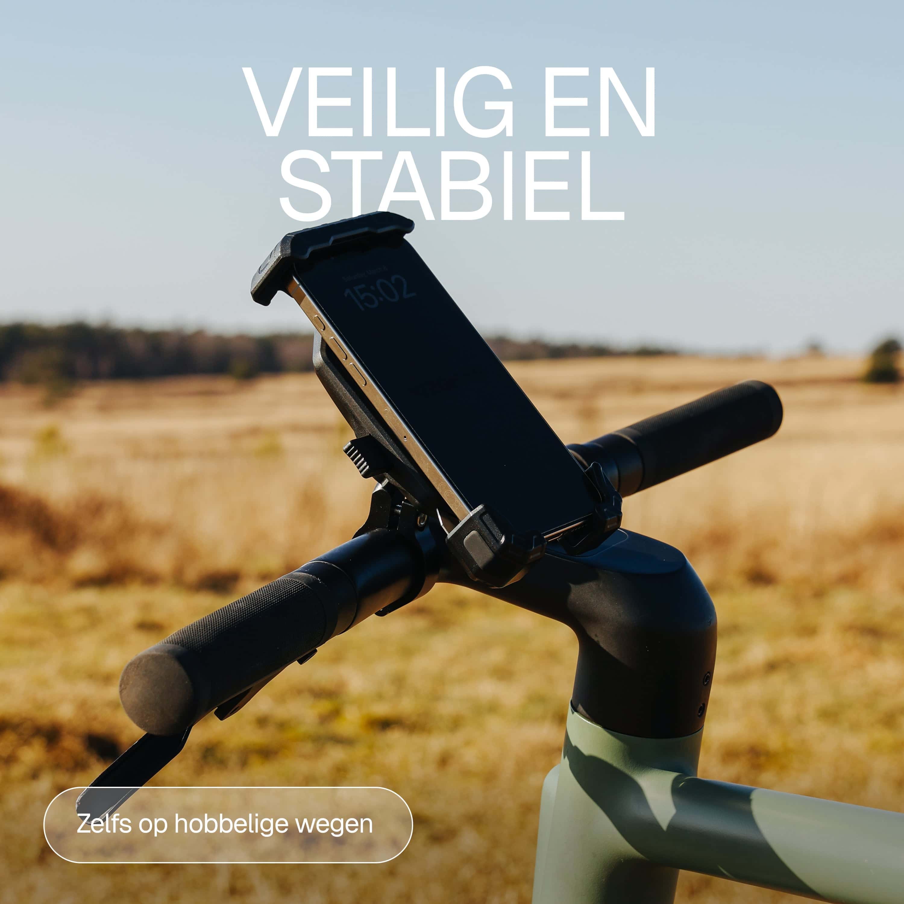 Telefoonhouder gemonteerd op fietsstuur voor navigatie tijdens rit veilig en stabiel