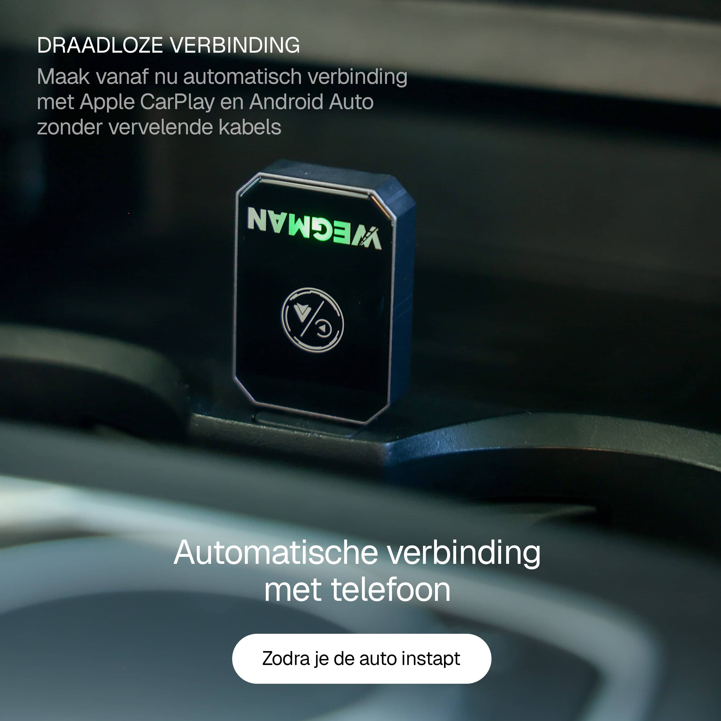 Dongle aangesloten op USB-poort van auto voor draadloze connectiviteit